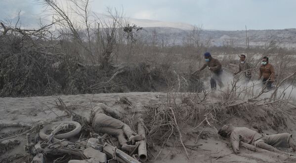 El estratovolcán Sinabung, una verdadera pesadilla para miles de personas

 - Sputnik Mundo