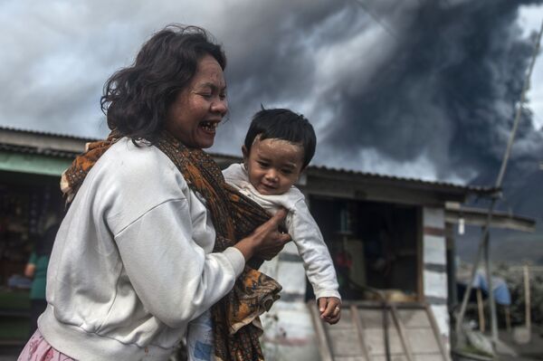 El estratovolcán Sinabung, una verdadera pesadilla para miles de personas

 - Sputnik Mundo
