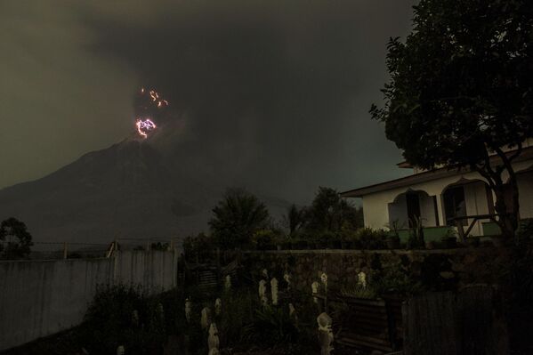 El estratovolcán Sinabung, una verdadera pesadilla para miles de personas

 - Sputnik Mundo