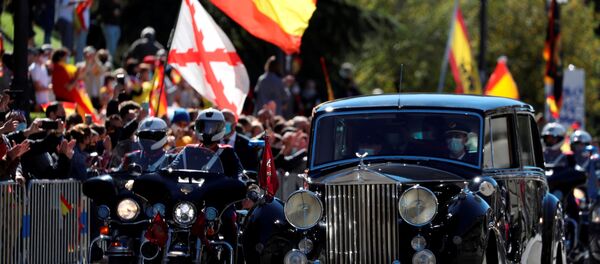 El rey español Felipe y la reina Letizia abandonan el desfile para conmemorar el Día Nacional de España. Madrid, 12 de octubre de 2020 El rey español Felipe y la reina Letizia abandonan el desfile para conmemorar el Día Nacional de España. Madrid, 12 de octubre de 2020 - Sputnik Mundo
