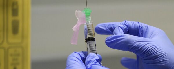 La vacuna de Oxford siendo suministrada a un voluntario en un hospital de Londres - Sputnik Mundo