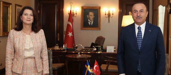 La ministra de exteriores sueca, Ann Linde, y su homólogo turco, Mevlut Cavusoglu, en una rueda de prensa 13.10.2020 - Sputnik Mundo