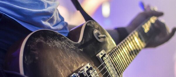 Músico con guitarra eléctrica - Sputnik Mundo