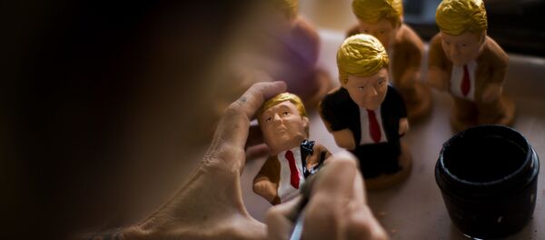 Artesano realizando un 'caganer' de Donald Trump Artesano realizando un 'caganer' de Donald Trump - Sputnik Mundo