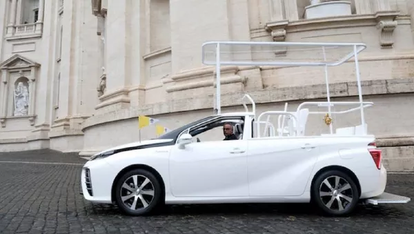 Toyota Mirai, el nuevo papamóvil de hidrógeno  - Sputnik Mundo