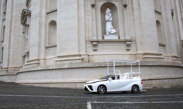 Toyota Mirai, el nuevo papamóvil de hidrógeno  - Sputnik Mundo