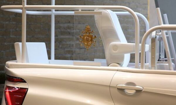 Toyota Mirai, el nuevo papamóvil de hidrógeno  - Sputnik Mundo