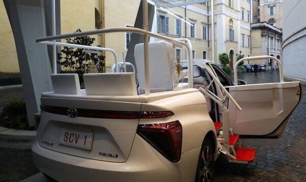 Toyota Mirai, el nuevo papamóvil de hidrógeno  - Sputnik Mundo