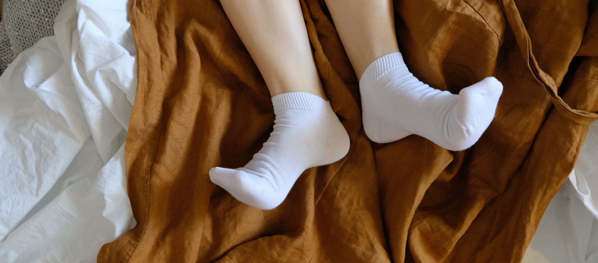 Pies de una persona con calcetines Pies de una persona con calcetines - Sputnik Mundo, 1920, 14.10.2020