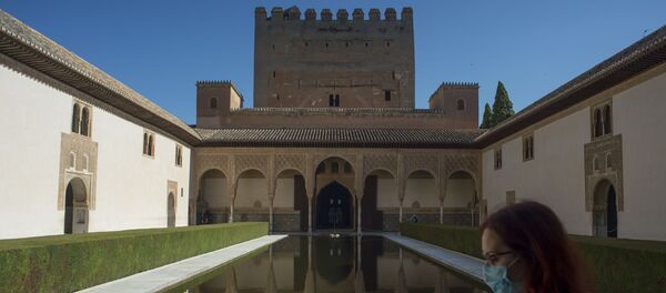 Visitante en la Alhambra de Granada - Sputnik Mundo