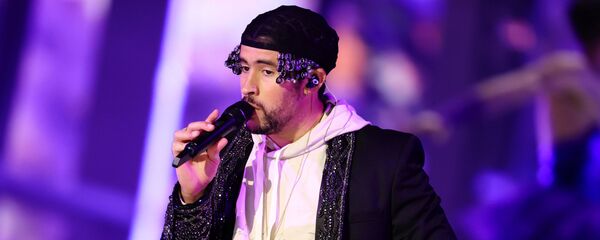 El cantante Bad Bunny durante su actuación en los Billboard Music Awards - Sputnik Mundo
