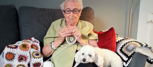 Florentina Martín, 'Nina', española de 99 años, con su perra Luna - Sputnik Mundo