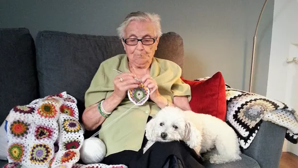 Florentina Martín, 'Nina', española de 99 años, con su perra Luna