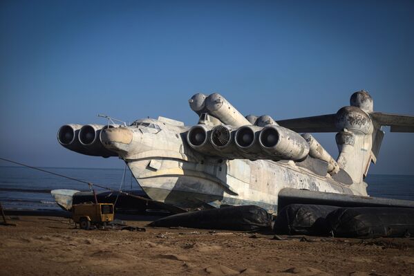 El primer y único ekranoplano de combate armado con misiles, bautizado como Lun, fue lanzado el 16 de julio de 1986. En la foto: el ekranoplano Lun en la costa del mar Caspio, en Derbent, república rusa de Daguestán. - Sputnik Mundo