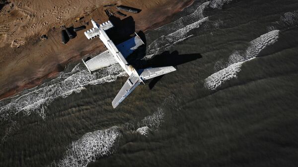 El ekranoplano pesa 400 toneladas, tiene una envergadura de 44 metros, mide 73 metros de largo y unos 20 metros de alto. Fue apodado en Occidente como el &#x27;monstruo del Caspio&#x27;. Lo propulsaban ocho motores de turbina de gas, que generaban el efecto suelo y la aceleraban sobre la superfície. - Sputnik Mundo