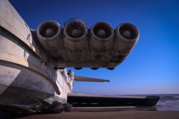 El ekranoplano se mueve cerca de la superficie del agua o del suelo debido al efecto pantalla, también conocido como efecto suelo, cuando se genera un colchón de aire bajo la máquina. La nave puede alcanzar velocidades de hasta 500 kilómetros por hora y gracias a una altitud de vuelo extremadamente baja era muy difícil de detectar para los radares enemigos. - Sputnik Mundo