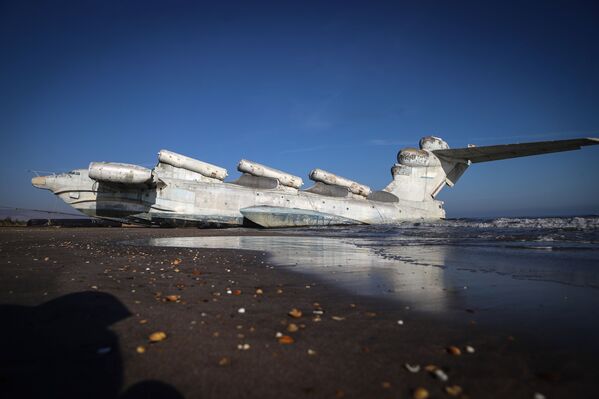 El ekranoplano Lun fue retirado oficialmente del servicio de la Armada rusa en 2001. Desde entonces estaba en conservación hasta que se tomó la decisión de trasladarlo a Derbent, donde se expondrá en el parque Patriot.  - Sputnik Mundo