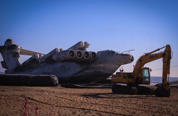 En julio de este año, el legendario ekranoplano Lun fue remolcado hasta la ciudad de Derbent, en la costa rusa de mar Caspio.  - Sputnik Mundo