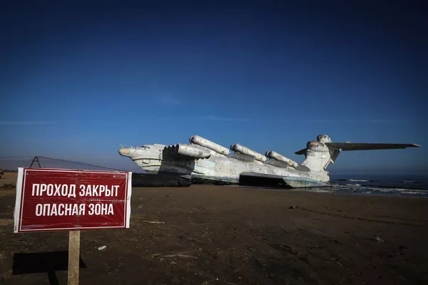 Los ekranoplanos han despertado interés no solo de los militares sino también de los científicos. Hace unos años, la Universidad Federal del Lejano Oriente de Rusia anunció el comienzo del desarrollo de la primera  muestra experimental de un ekranoplano para pasajeros. En la foto: el ekranoplano Lun en la costa del mar Caspio, en Derbent. - Sputnik Mundo