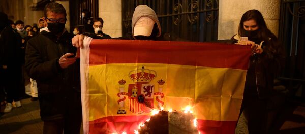 Manifestantes quemando una bandera de España en Barcelona durante el primer aniversario de la sentencia del procés  - Sputnik Mundo