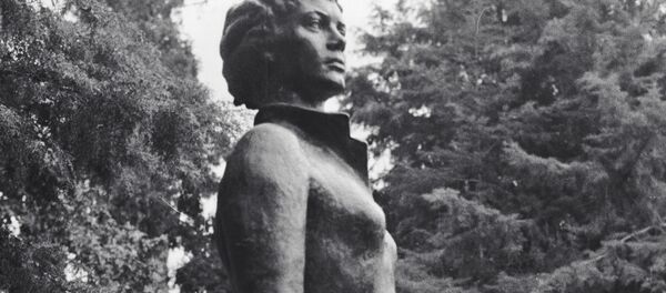 El monumento a Nadezhda Kúrchenko, la azafata que intento de salvar al avión soviético secuestrado An-24 - Sputnik Mundo