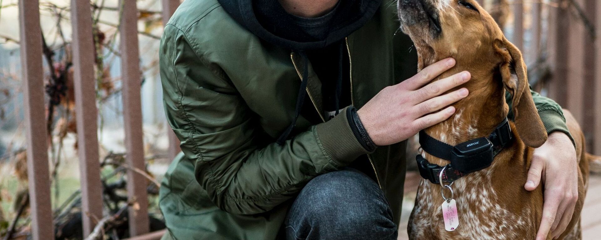 Un perro lame a su dueño - Sputnik Mundo, 1920, 17.02.2022