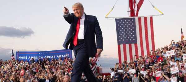 Президент США Дональд Трамп проводит митинг во время своей кампании в международном аэропорту Орландо Сэнфорд в Сэнфорде, штат Флорида - Sputnik Mundo