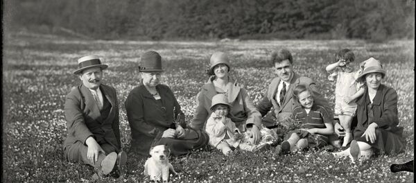 La familia Wattebled con amigos en un día de campo - Sputnik Mundo