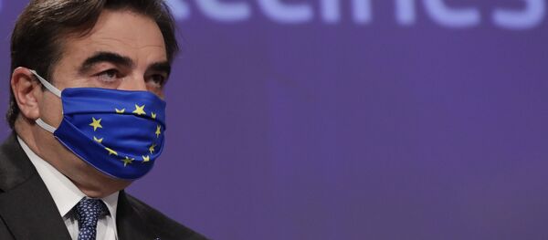 El Comisario Europeo para la Promoción del Modo de Vida Europeo Margaritis Schinas, con una mascarilla facial de Europa - Sputnik Mundo