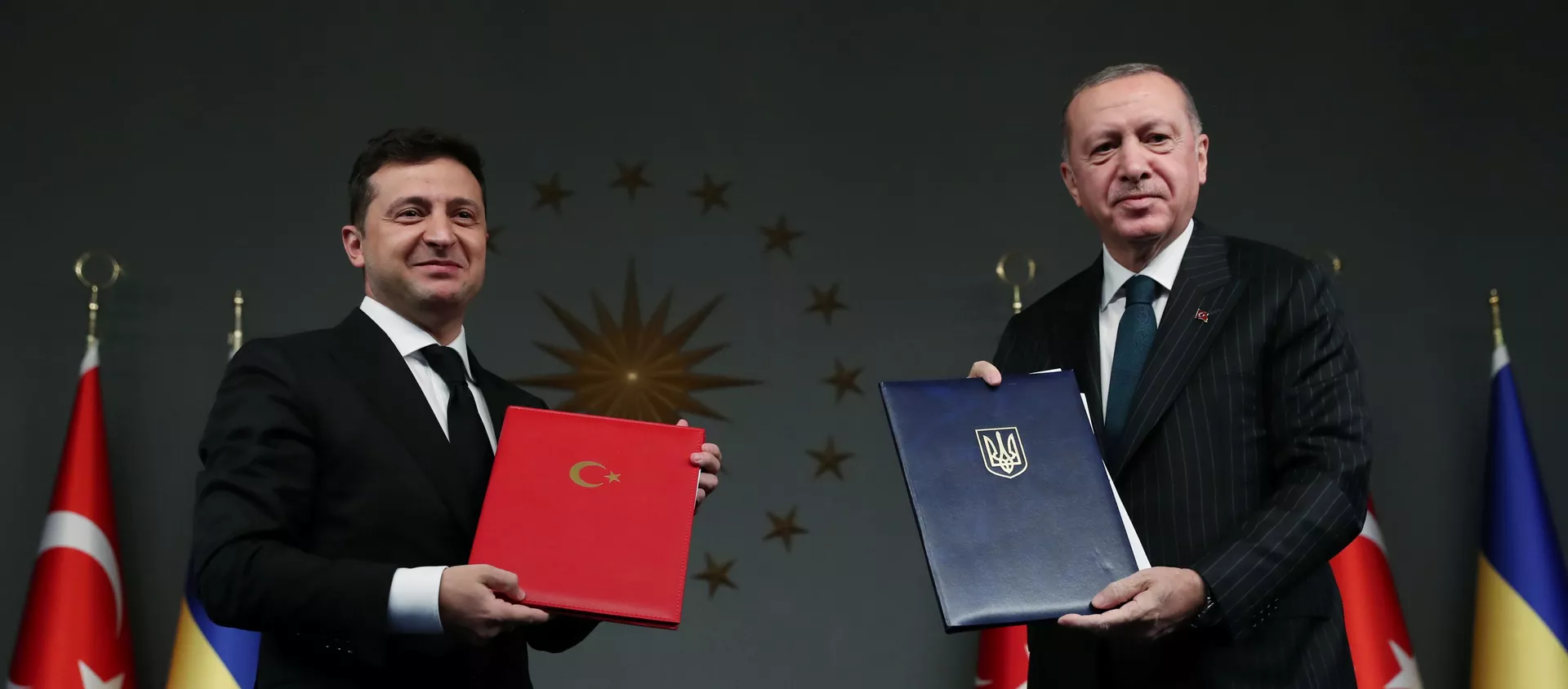 El presidente de Turquía, Recep Tayyip Erdogan y el presidente de Ucrania, Volodímir Zelenski El presidente de Turquía, Recep Tayyip Erdogan y el presidente de Ucrania, Volodímir Zelenski - Sputnik Mundo, 1920, 16.10.2020