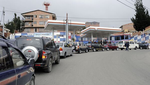 Cola en una gasolinera en La Paz, Bolivia (archivo) - Sputnik Mundo