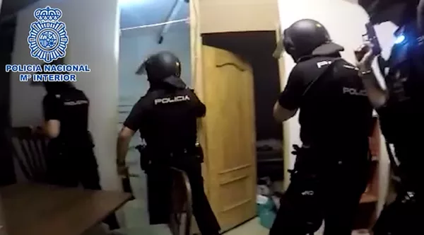 Abusos, hambre y sed: desmantelan una red de explotación laboral en España | Vídeo Abusos, hambre y sed: desmantelan una red de explotación laboral en España | Vídeo