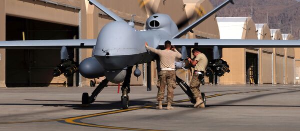 Unos militares estadounidenses preparan un dron MQ-9 Reaper de la Fuerza Aérea de EEUU para una misión en Afganistán, el 9 de marzo de 2020 - Sputnik Mundo