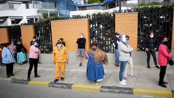 Electores hacen fila para votar en las elecciones presidenciles en Bolivia Electores hacen fila para votar en las elecciones presidenciles en Bolivia - Sputnik Mundo