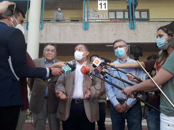 Bolivianos acudieron masivamente a votar en Chile  - Sputnik Mundo