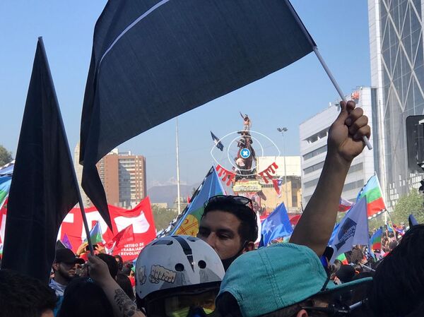 Miles de chilenos se manifiestan conmemorando 1 año del estallido social - Sputnik Mundo