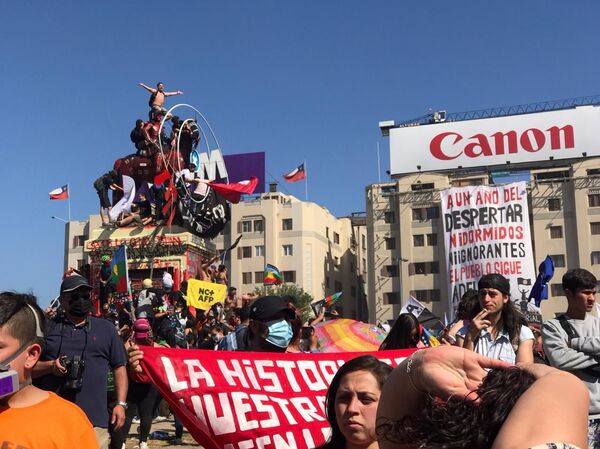 Miles de chilenos se manifiestan conmemorando 1 año del estallido social - Sputnik Mundo