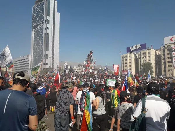 Pandemia de COVID-19 no inhibe protestas a un año del estallido social en Chile - Sputnik Mundo