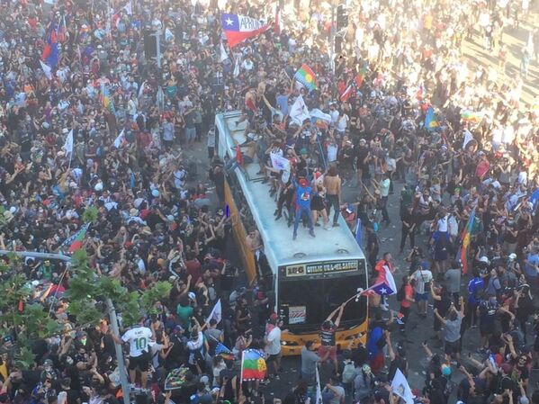 Chilenos celebran un año del histórico estallido social - Sputnik Mundo
