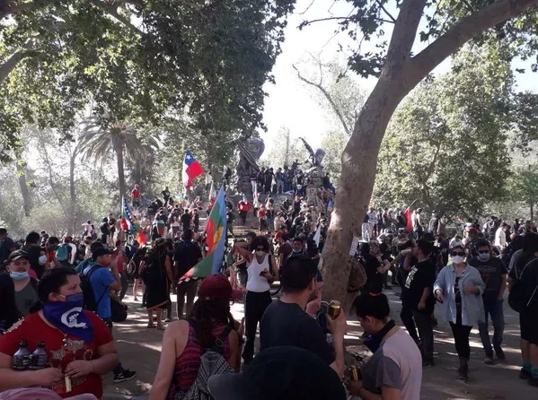 El Parque Forestal de Santiago también acogió manifestaciones por un año del estallido social chileno - Sputnik Mundo