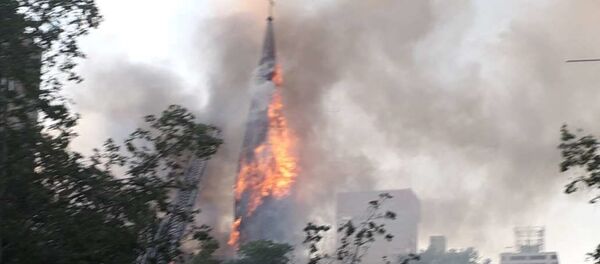 Incendio en iglesia de Santiago durante protestas por un año del estallido social - Sputnik Mundo