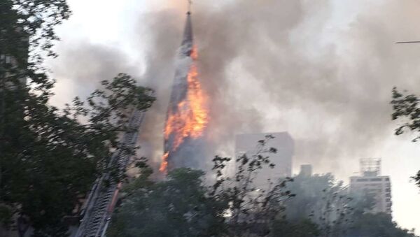 Incendio en iglesia de Santiago durante protestas por un año del estallido social - Sputnik Mundo