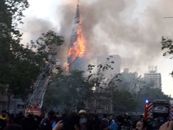 Incendio en iglesia de Santiago durante protestas por un año del estallido social - Sputnik Mundo