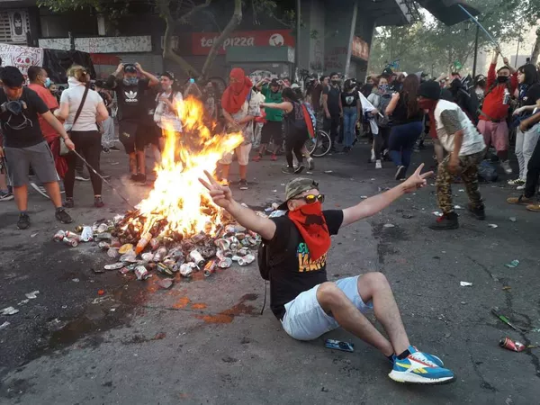 Manifestaciones por un año del estallido social en Chile Manifestaciones por un año del estallido social en Chile - Sputnik Mundo