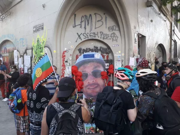 Homenaje a Mauricio Fredes en la esquina donde murió victima de la represión policial en Chile - Sputnik Mundo
