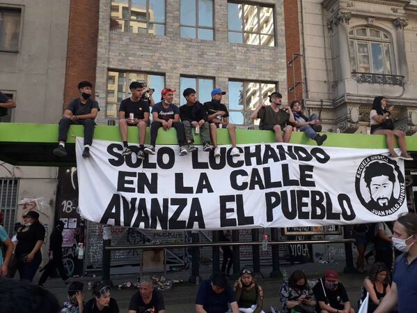 Jóvenes concentrados durante manifestaciones por un año del estallido social chileno - Sputnik Mundo