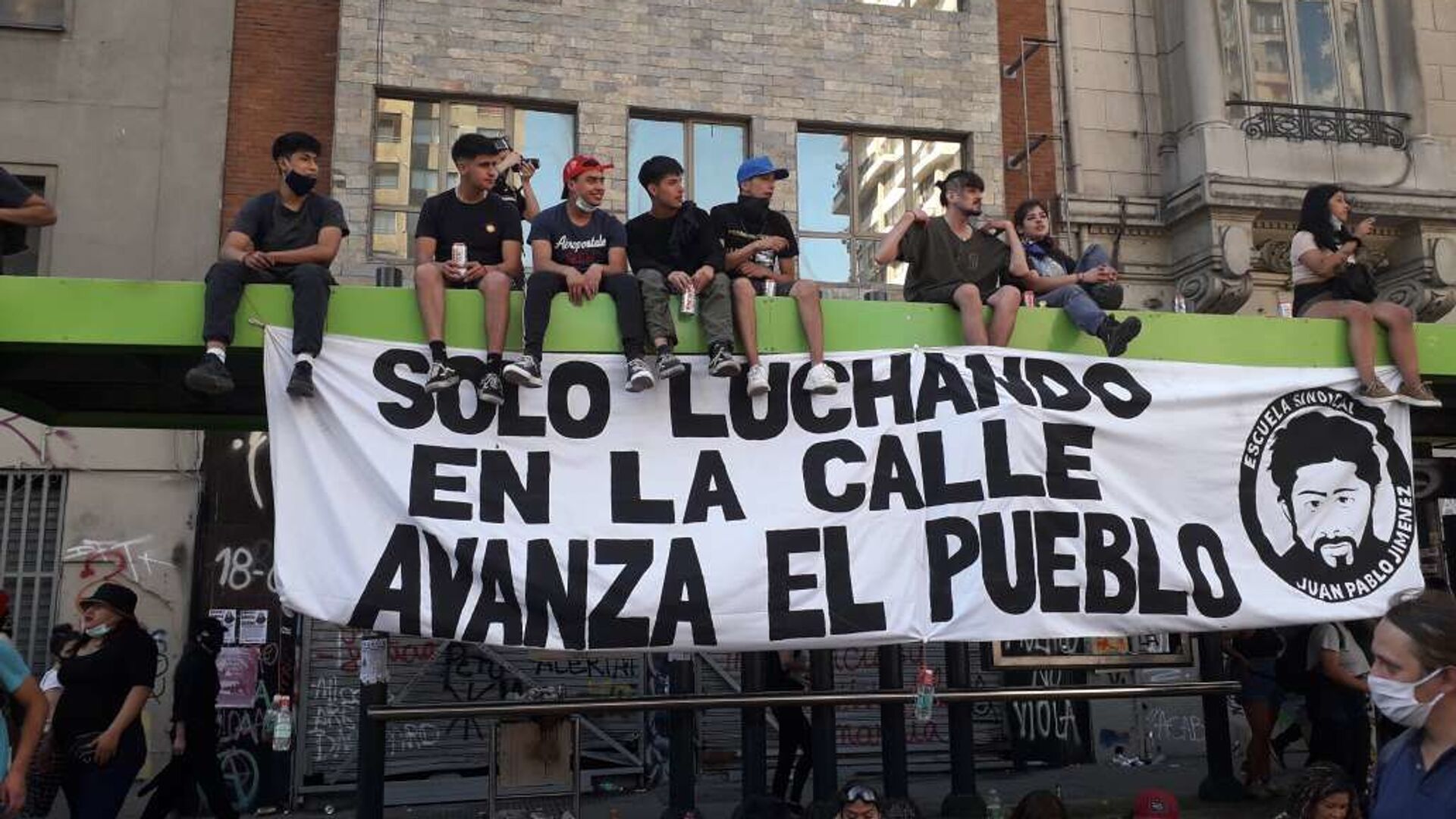 Jóvenes concentrados durante manifestaciones por un año del estallido social chileno Jóvenes concentrados durante manifestaciones por un año del estallido social chileno - Sputnik Mundo, 1920, 11.08.2021