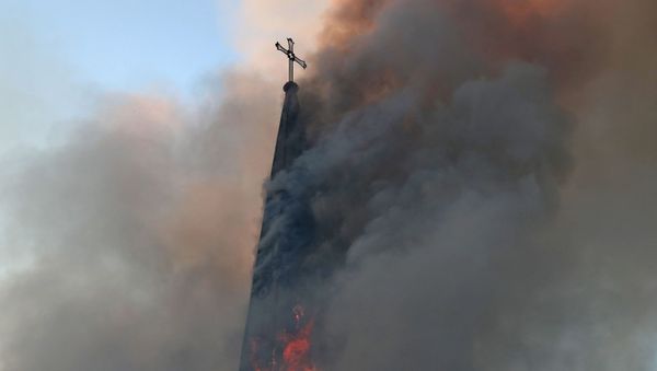 La Iglesia de la Asunción de Santiago de Chile en llamas tras una manifestación La Iglesia de la Asunción de Santiago de Chile en llamas tras una manifestación - Sputnik Mundo