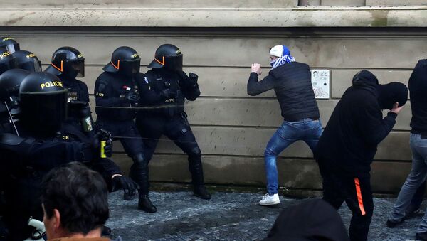 Protestas contra las medidas anti-COVID-19 en Praga  - Sputnik Mundo