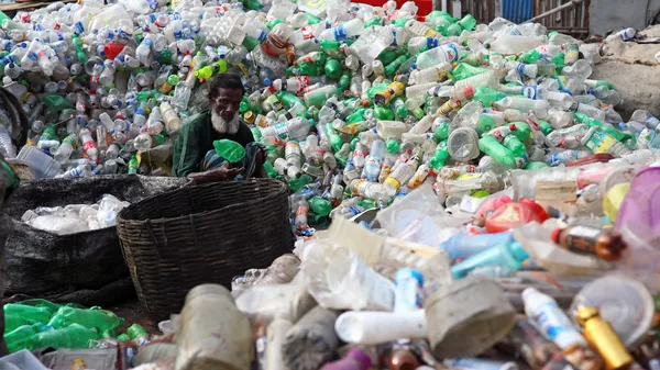  Recolección de plástico en Bangladés 